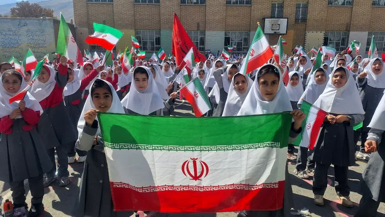 یک پرچم، یک نقشه، یک صدا: همبستگی و عشق به وطن در مدرسه پروین اعتصامی شازند