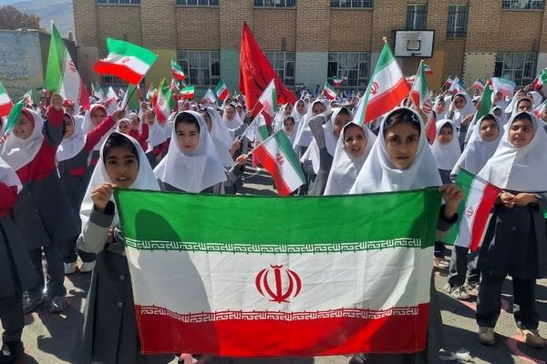 یک پرچم، یک نقشه، یک صدا: همبستگی و عشق به وطن در مدرسه پروین اعتصامی شازند