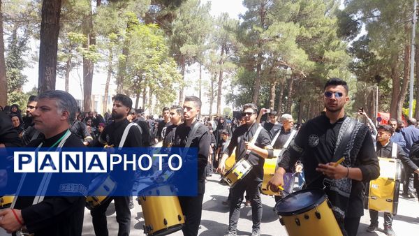 پیاده‌روی جاماندگان اربعین با حضور پرشور مردم حسینی نیشابور