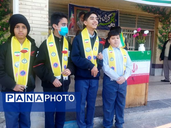 گرامیداشت دهه فجر با حضور گروه پیشتازان دبیرستان نمونه دانش