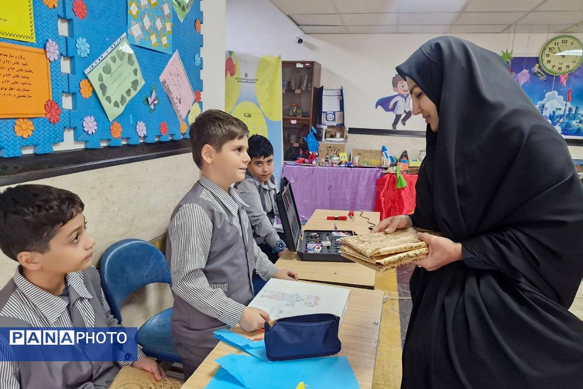 کارگاه تولید محتوا و برپایی نمایشگاه پژوهش در دبستان بانو ابوالوفا ناحیه دو شهرری 