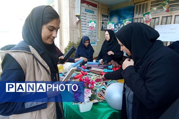 گرامیداشت ۱۳ آبان و یاد شهدای دانش‌آموز سال 57 در دبیرستان فرزانگان قوچان