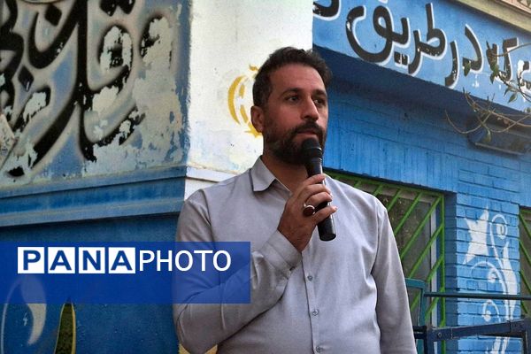تجلیل دبیرستان شهید قمی از پدران مسئول در نیروی انتظامی و آتش‌نشانی