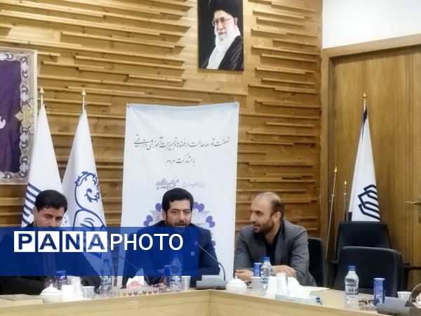 نشست مدیرکل اداره نوسازی مدارس استان اصفهان با دانش‌آموز خبرنگاران پانا 