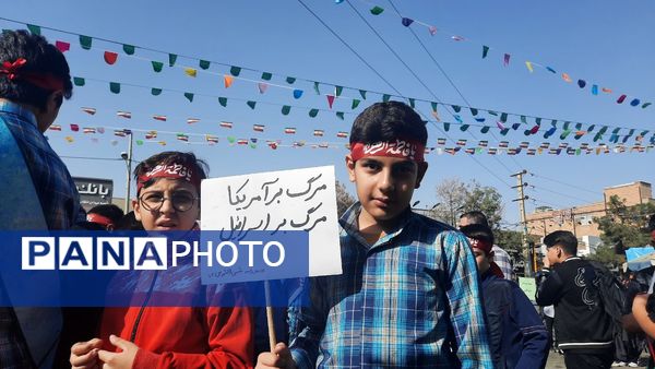 راهپیمایی پرشور دانش آموزان ساوجی در یوم الله ۱۳ آبان