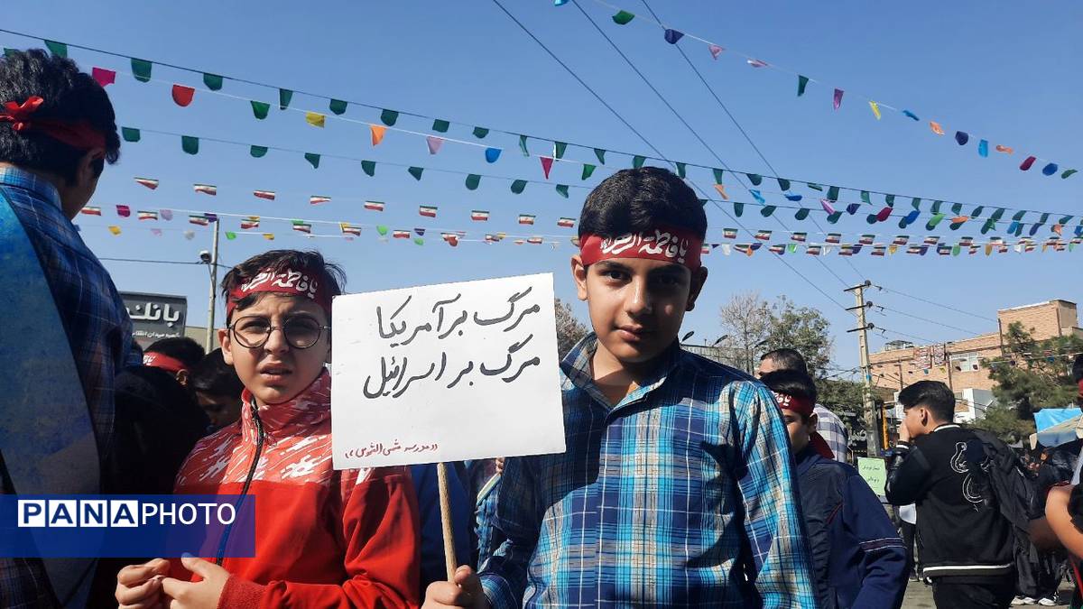 راهپیمایی پرشور دانش آموزان ساوجی در یوم الله ۱۳ آبان