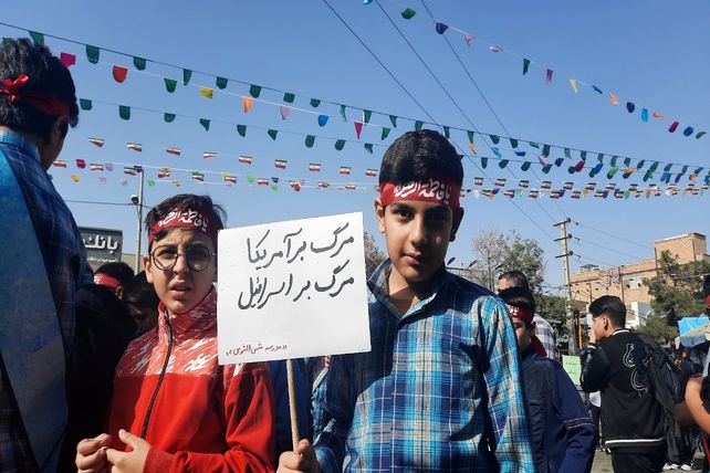 راهپیمایی پرشور دانش آموزان ساوجی در یوم الله ۱۳ آبان