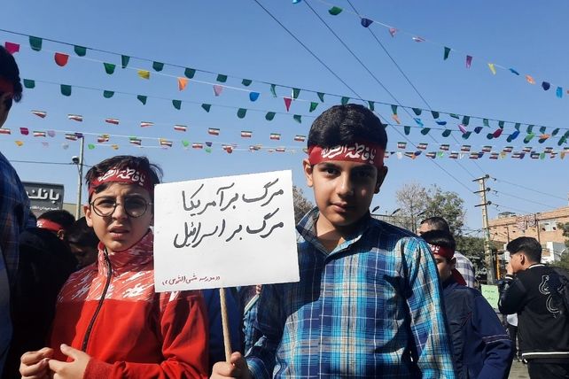 راهپیمایی پرشور دانش آموزان ساوجی در یوم الله ۱۳ آبان