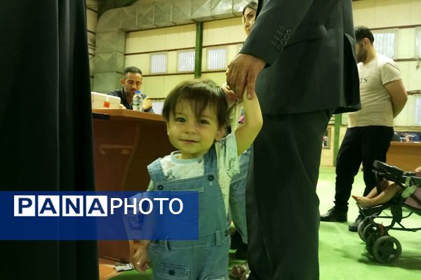 حضور پرشور کودکان در کنار والدین پای صندوق‌های رای نصیرشهر 