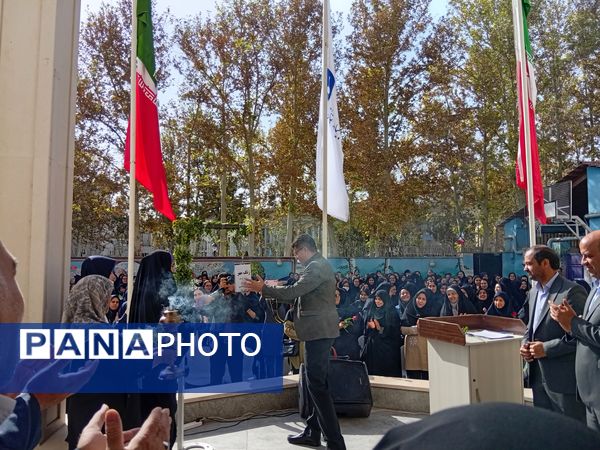 مراسم باشکوه زنگ ایثار و مقاومت در دبیرستان مصلی نژاد حضرت ام البنین