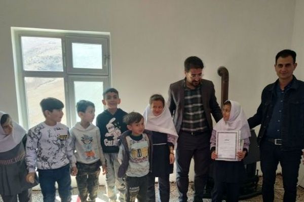 دانش‌آموزان بالداغی هوراند به عیادت همکلاسی بیمارشان رفتند