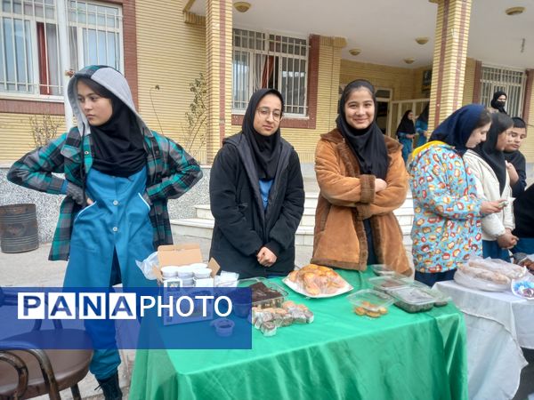 بازارچه درون مدرسه‌ای در مدرسه فاطمیه شهرستان شیروان