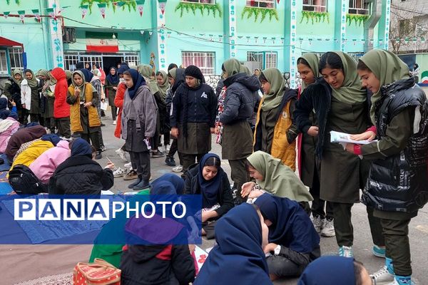 نمایشگاه دست سازه‌های دانش‌آموزان مدرسه شهید شرافت بهارستان‌دو