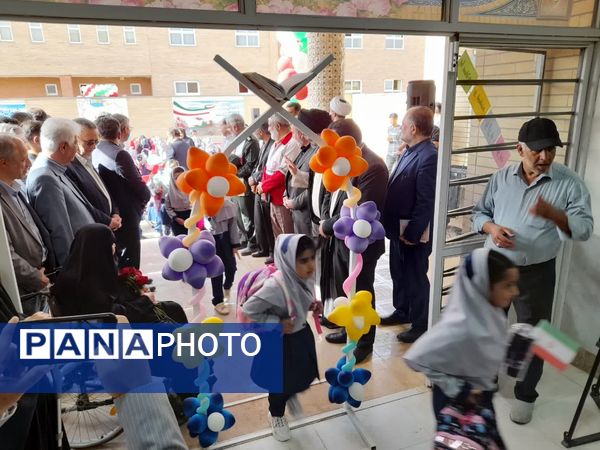 آیین نواخته شدن زنگ مهر در مدرسه شهدای بار فروش با حضور مسئولان استان و شهرستان کاشان