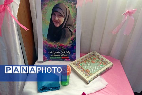 حضور دانش آموزان دبیرستان دخترانه دانش نیا در نمایشگاه صنایع دستی حوزه علمیه 