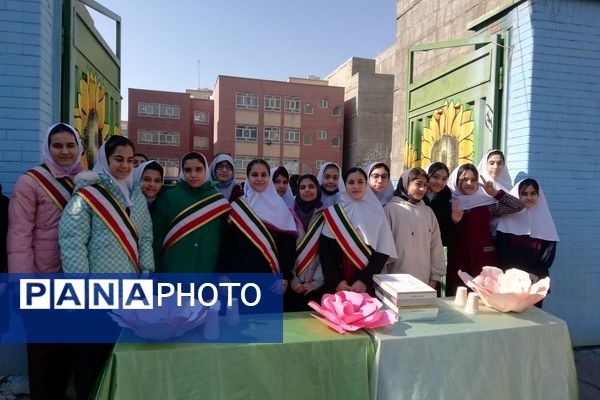 دانش‌آموزان مدرسه ۲۲ بهمن به مناسبت ولادت حضرت مهدی (عج)، موکبی را برپا کردند