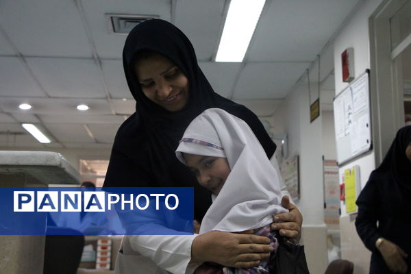 تقدیر دانشآموزان دبستان دخترانه صادقیان یزد از مادر پرستار