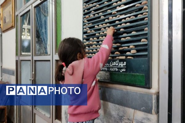 اقامه نماز جماعت باحضور معتکفین در مسجد جامع شهر بار نیشابور 