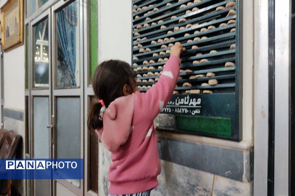 اقامه نماز جماعت باحضور معتکفین در مسجد جامع شهر بار نیشابور 