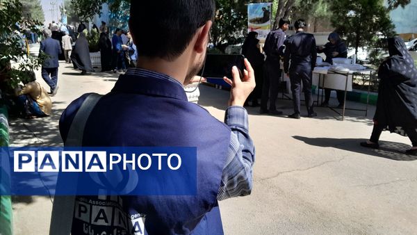 بازارچه مقاومتی در گلزار بهشت فضل نیشابور 