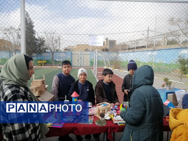  نمایشگاه دست‌سازه‌های دانش‌آموزی در دبستان حضرت قاسم بن‌الحسن‌(ع) ناحیه یک