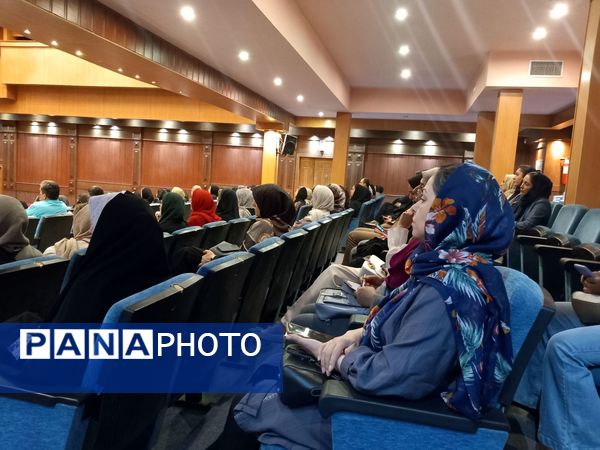 اولین مجمع عمومی انجمن اولیا ومربیان دبیرستان آرمینه مصلی نژاد ناحیه ۶