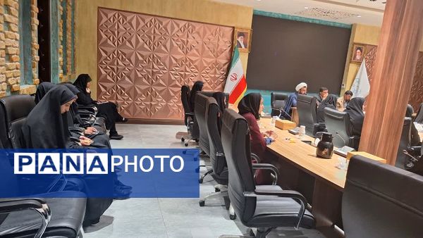 نشست صمیمی با حضور مسئولان و دانشآموزان زینب نام در یزد