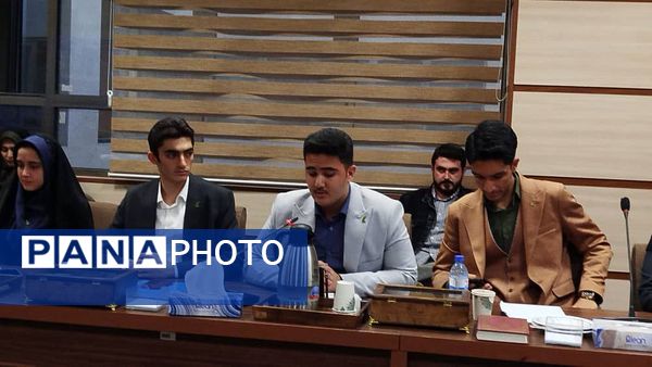 نشست مشورتی و گفت‌و‌گوی بین نسلی معاون سیاسی و اجتماعی استاندار آذربایجان شرقی