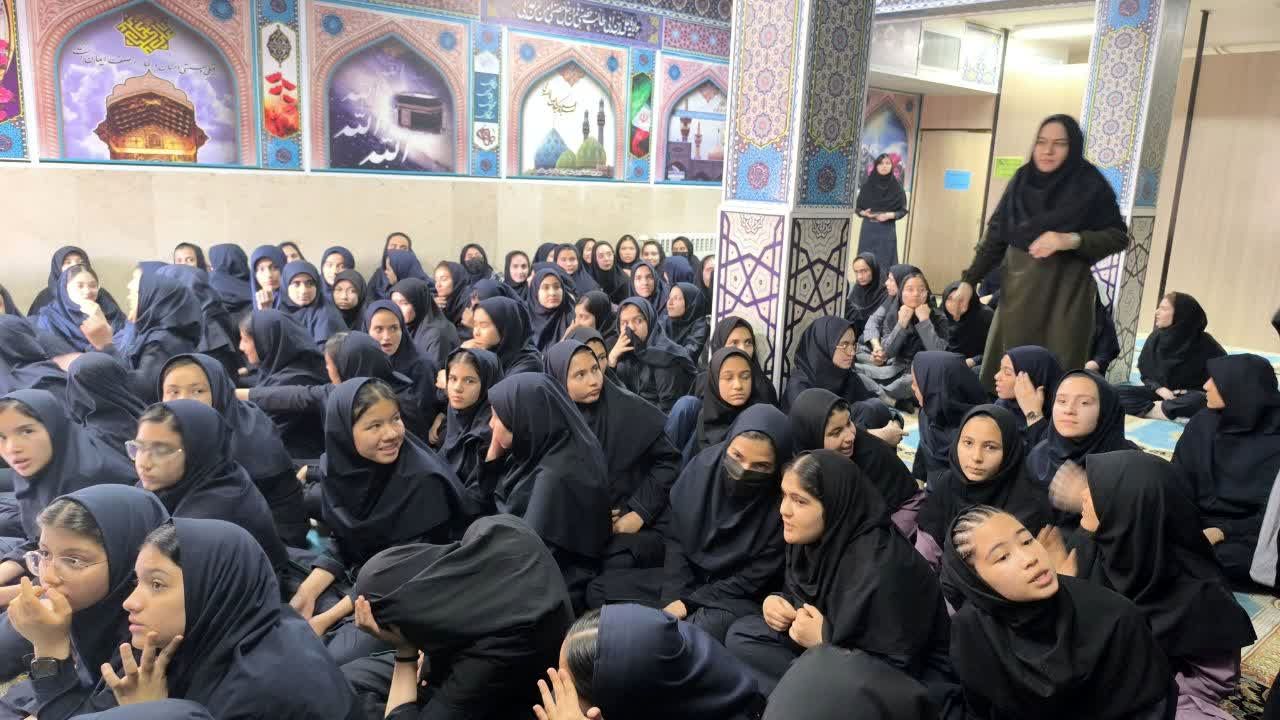 برگزاری یادواره شهدا در دبیرستان حانیه و مهدیه روستای صرم