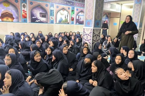 برگزاری یادواره شهدا در دبیرستان حانیه و مهدیه روستای صرم