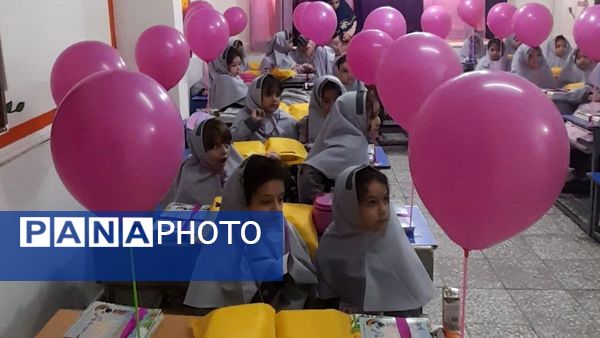 جشن شکوفه‌ها در مدرسه پیک انقلاب ناحیه 2 کرج
