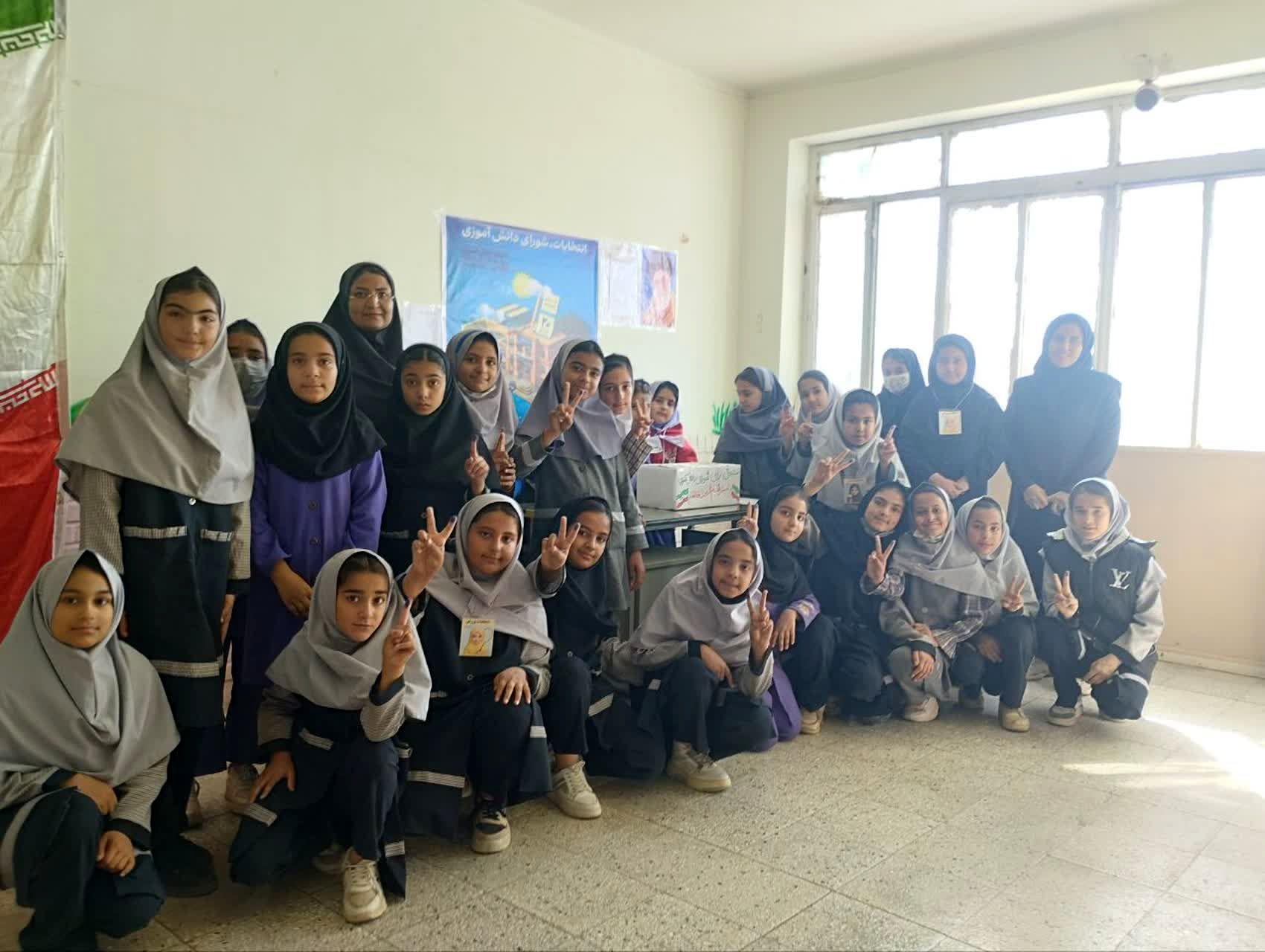 انتخابات شورای دانش آموزی در مدرسه تکتم خلیل آباد 