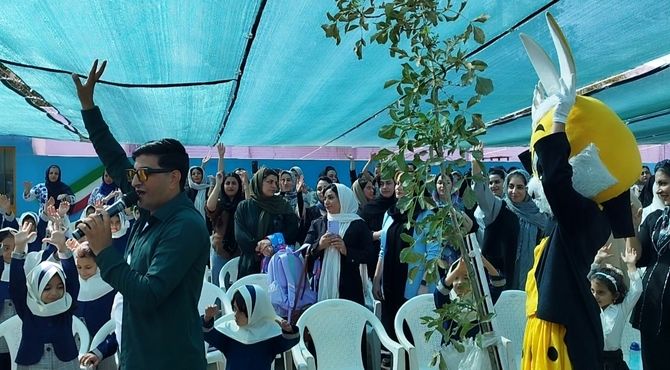 برگزاری جشن شکوفه ها در دبستان دخترانه قیام ناحیه ۳ اصفهان