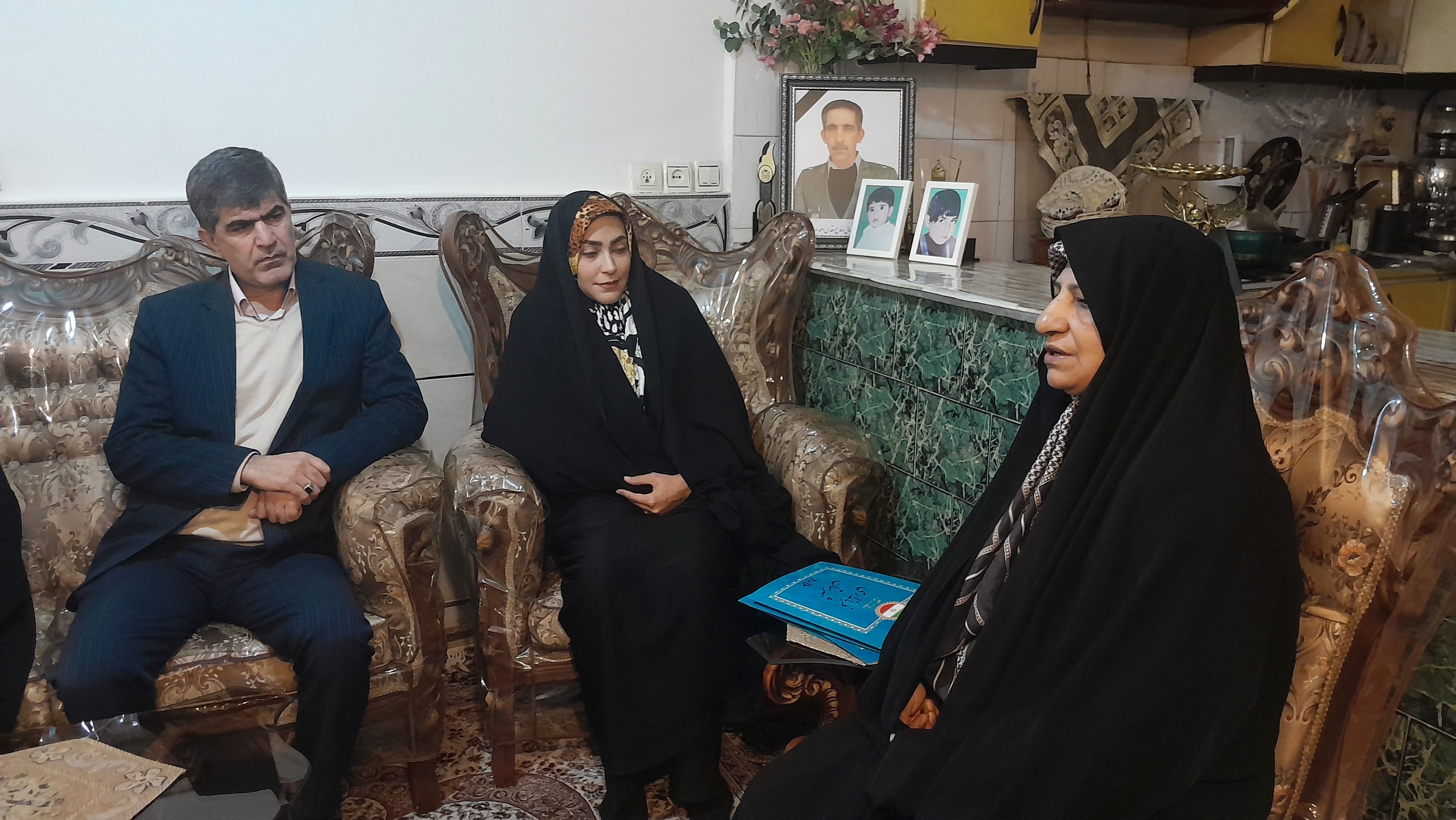 وظیفه  جوانان و نوجوانان نسل جدید ،فراموش  نکردن ایثار و رشادت شهدا است 