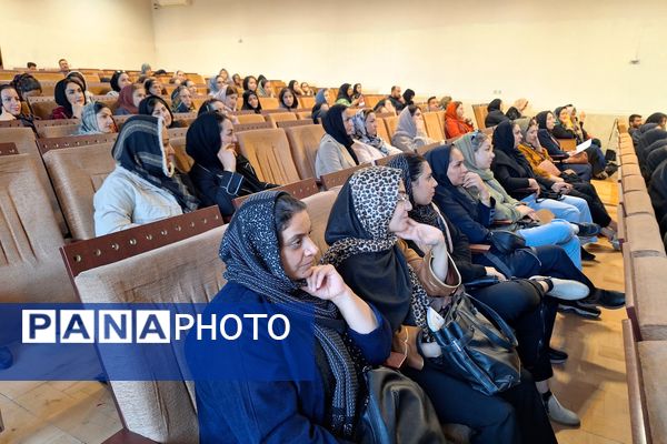 کارگاه آموزشی پیشگیری از آسیب‌های اجتماعی در آموزشگاه معارف۶ ناحیه ۳