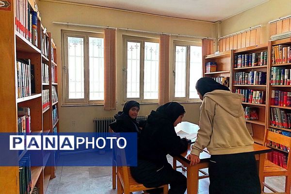 بازدید بچه‌های علاقه‌مند به کتاب دبیرستان حضرت معصومه از نمایشگاه کتاب و کتابخانه شهرستان فیروزکوه