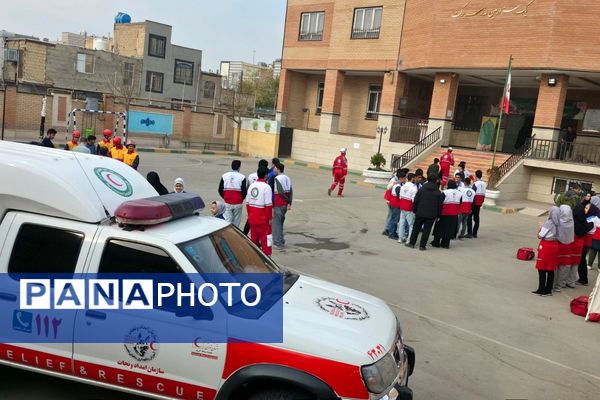 اجرای مانور زلزله با حضور مسئولان در مدرسه استاد مطهری رباط‌کریم