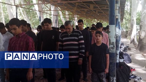 اولین نماز جماعت پایه دهمی ها همراه با کادر دبیرستان شاهد ابوذر غفاری 
