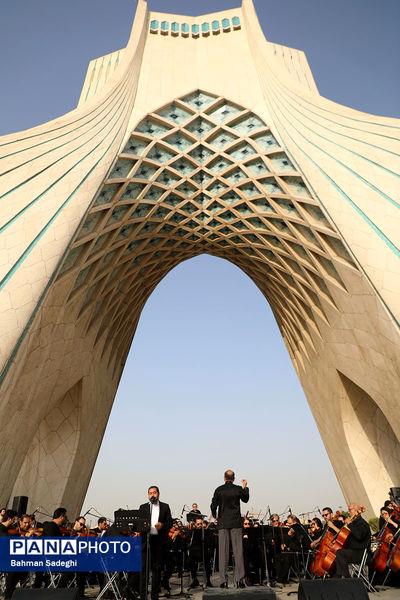 اجرای ارکستر سمفونیک تهران در میدان آزادی