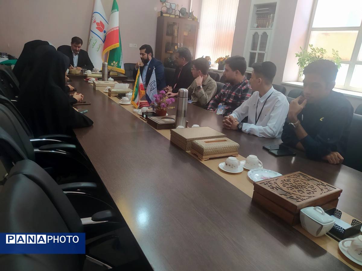 دیدار معاون پرورشی و فرهنگی ادارهکل آموزش و پرورش استان اصفهان با اعضای مجلس دانش آموزی اصفهان