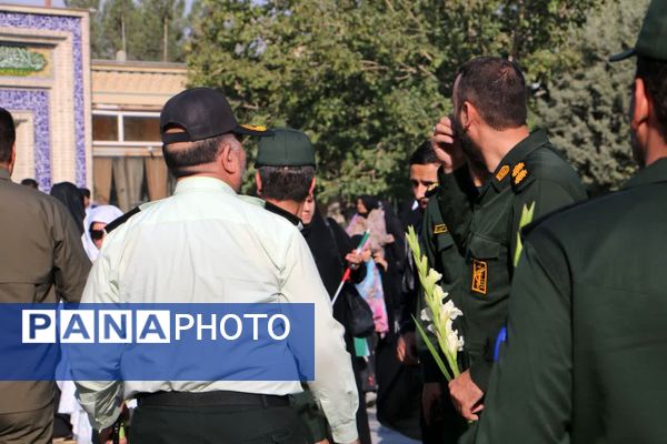گلباران مزار شهدا به‌مناسبت هفته دفاع مقدس در آستان مقدس امامزاده بی‌بی سکینه ملارد