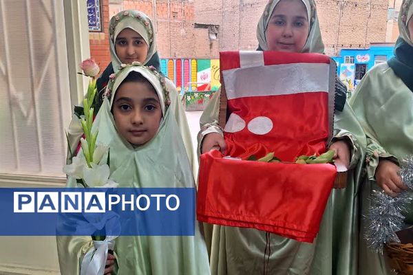 پرچم متبرک امام حسین(ع) میهمان دانش‌آموزان مدرسه زنده‌یاد قمصری