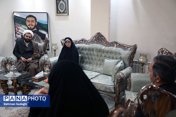 دیدار معاون پرورشی و فرهنگی وزارت آموزش و پرورش با خانواده شهید آرمان علی‌وردی