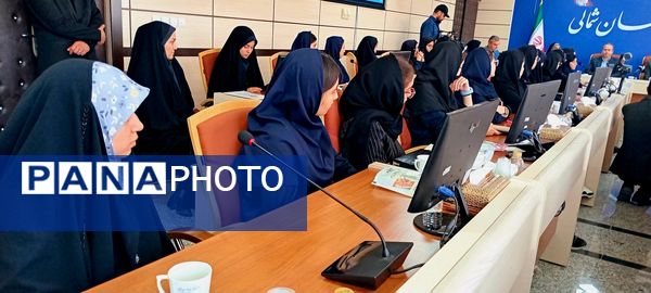 نشست بین نسلی دانش‌آموزان دختر منتخب با حضور مشاور وزیر و استاندار 