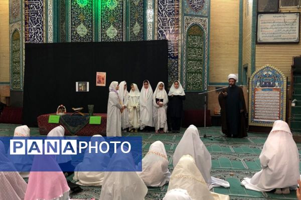 حضور دانش آموزان دبستان هدی یک به مناسبت هفته پیشگیری از آسیب های اجتماعی در مسجد صاحب الزمان (عج) 