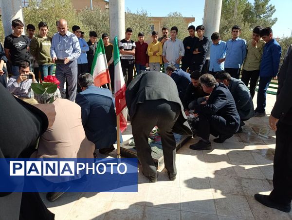 غبارروبی مزار شهدای گمنام دانشگاه آزاد اسلامی واحد کاشمر 