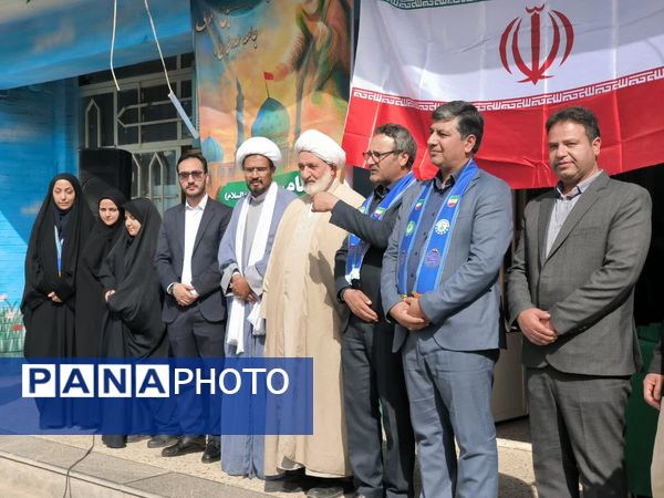 رونمایی از کتاب «روحانی که روحانی نیست» در دبیرستان باقریه