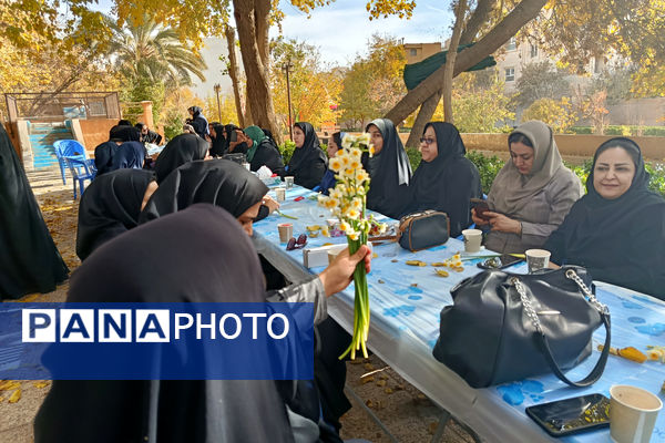 محفل صمیمی کارکنان اداری ناحیه ۴ شیراز به مناسبت روز زن