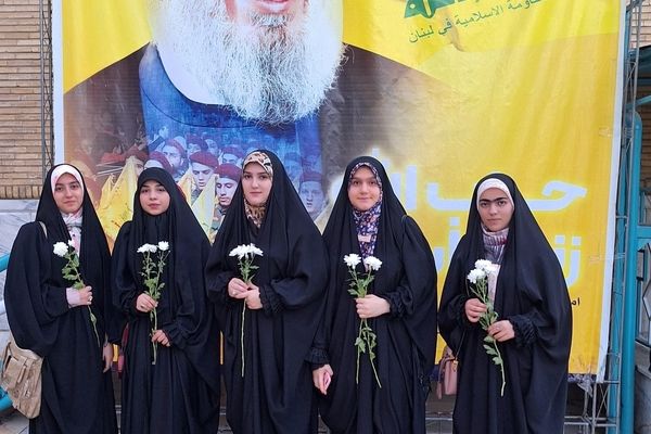 گلباران مزار شهدای استان البرز توسط دانش‌آموزان بسیج دبیرستان دخترانه فاطمیه