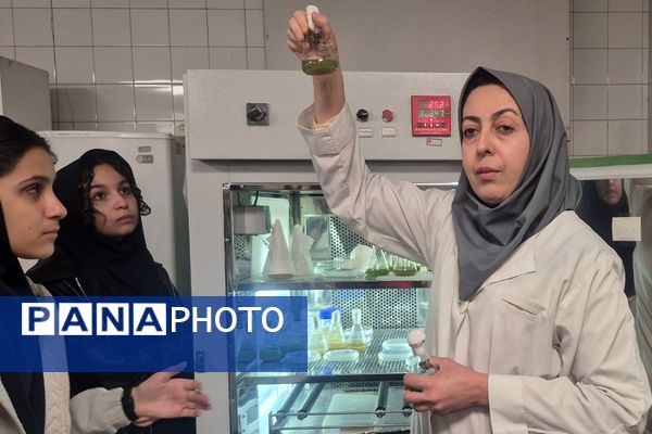 بازدید دانش‌آموزان فرزانگان۱ از مجتمع تحقیقاتی عصر انقلاب